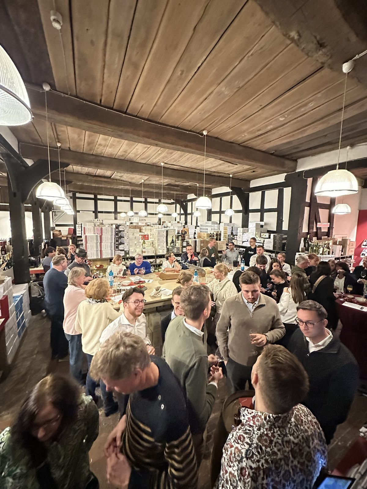 Stehempfang zwischen den Regalen