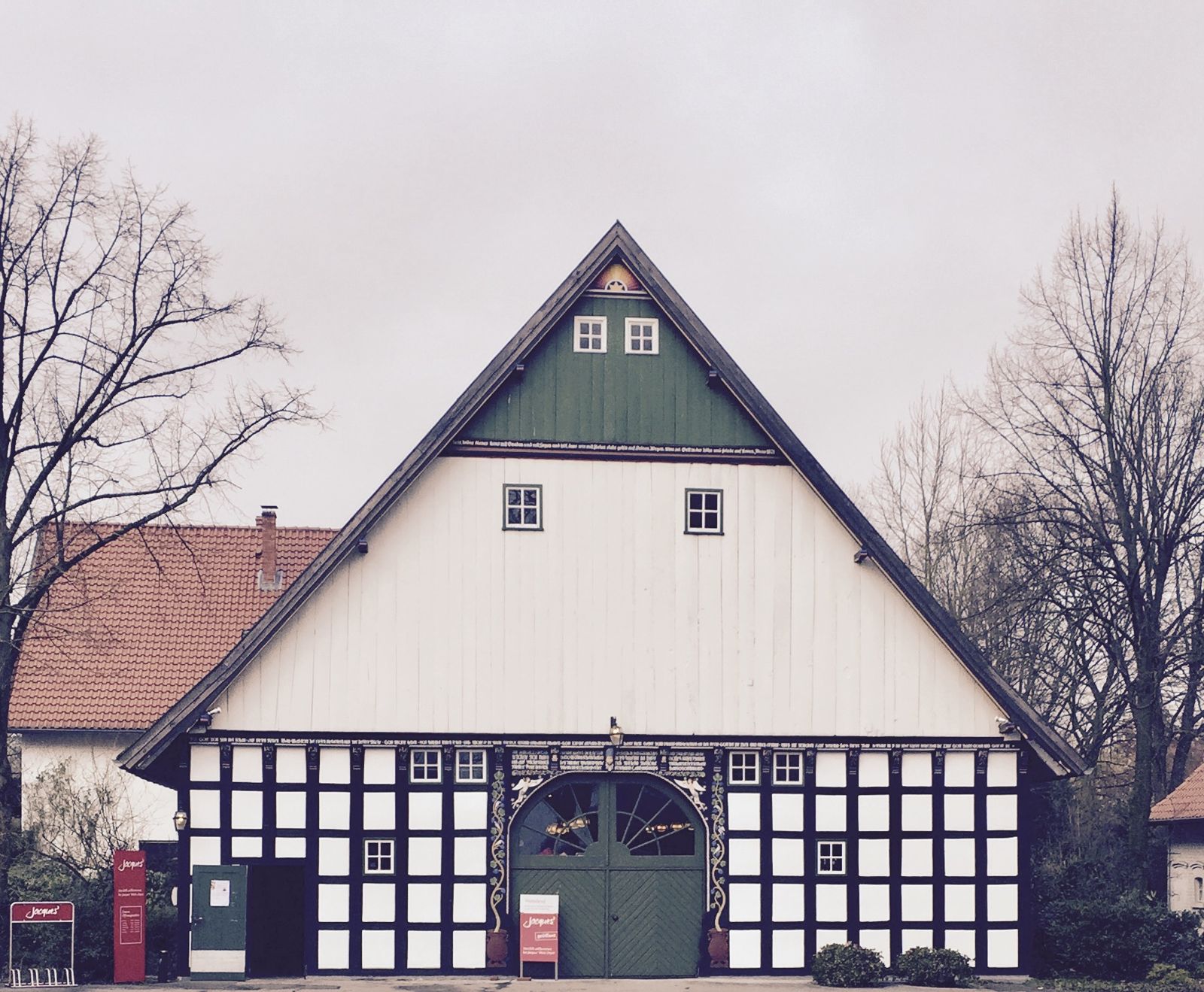 Jacques’ Wein-Depot Bielefeld-Babenhausen im Fachwerkhaus